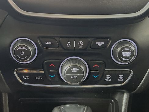 Used 2019 Jeep Cherokee Trailhawk w/ Cold Weather Group image 26