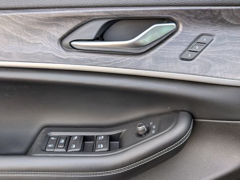 Used 2023 Jeep Grand Cherokee Limited w/ Black Appearance Package image 15