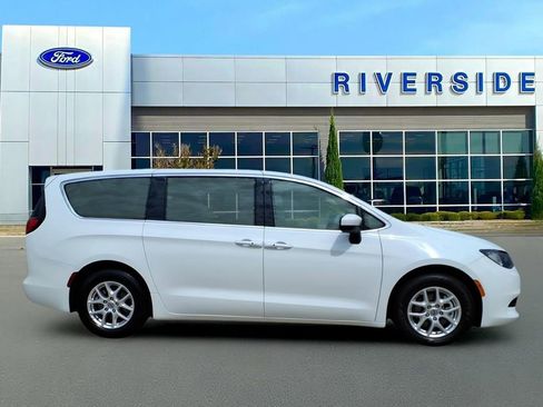 Used 2022 Chrysler Voyager LX FWD image 8