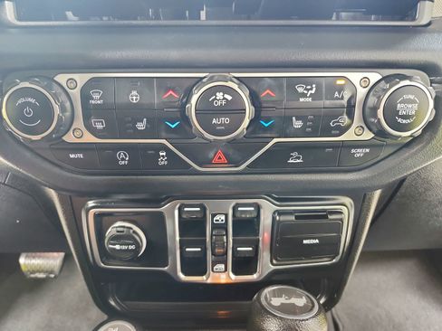 Used 2024 Jeep Wrangler Unlimited Sahara AWD/4WD image 30