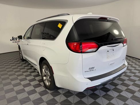 Used 2018 Chrysler Pacifica Limited FWD image 9
