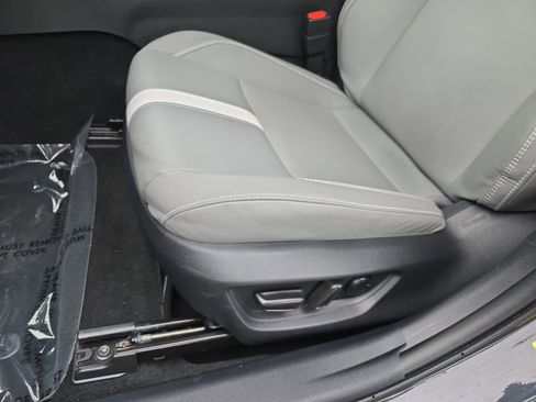 Used 2025 Toyota Camry SE image 35