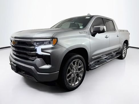 Used 2024 Chevrolet Silverado 1500 High Country w/ High Country Premium Package AWD/4WD image 3