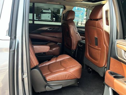 Used 2019 Cadillac Escalade ESV Luxury AWD/4WD image 36