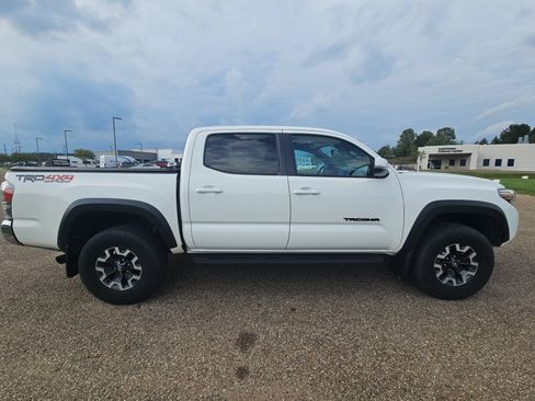 Used 2021 Toyota Tacoma TRD Off-Road AWD/4WD image 3