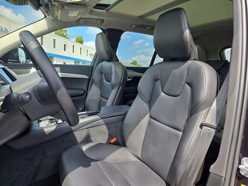 Used 2025 Volvo XC90 B5 Core image 16