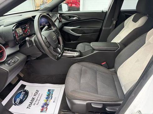 Used 2025 Chevrolet Trax RS w/ Sunroof Package image 19