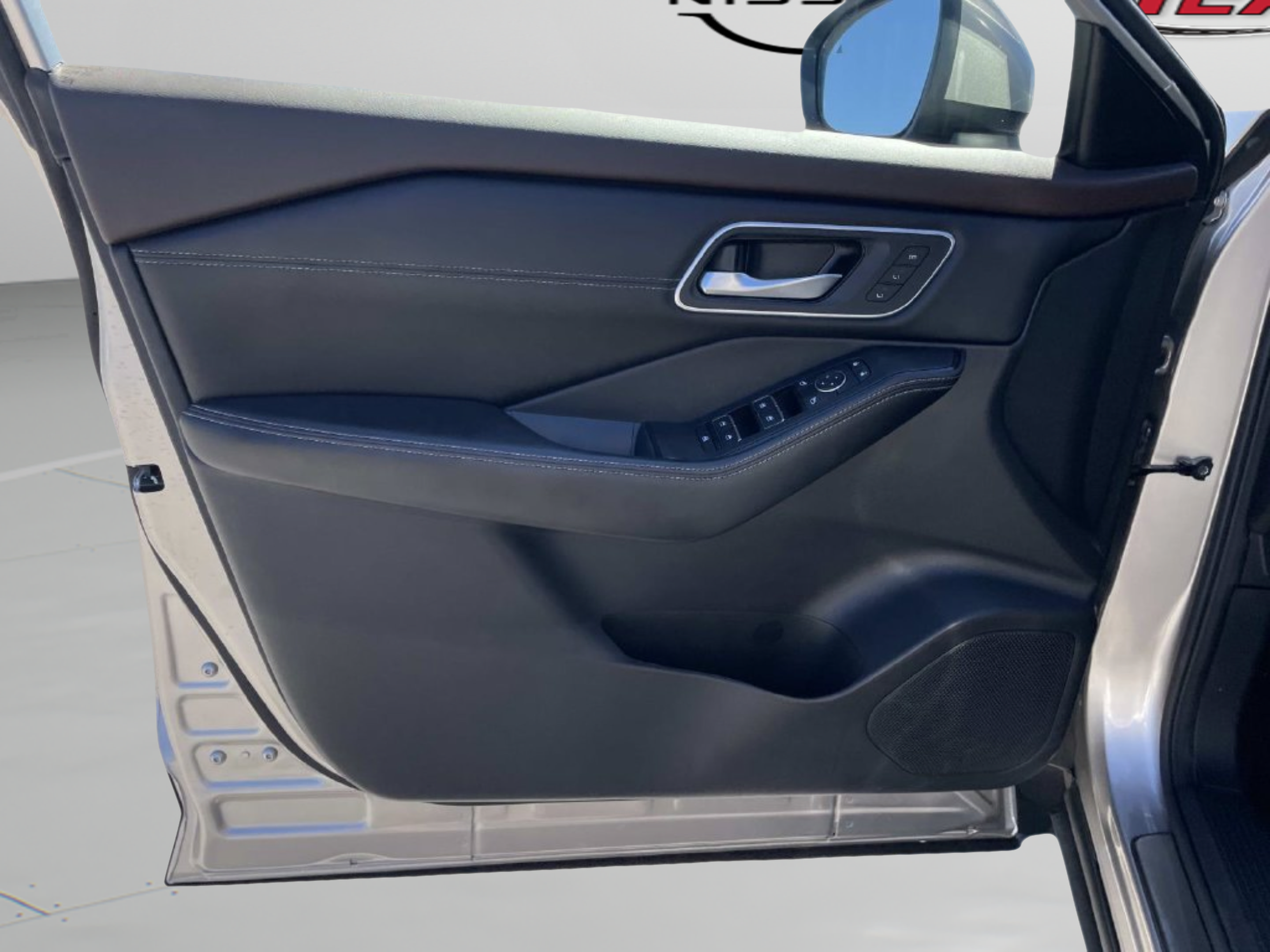 Used 2022 Nissan Rogue Platinum w/ Head-Up Display Package FWD image 23
