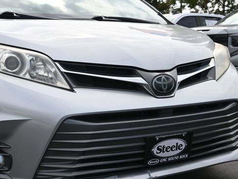Used 2019 Toyota Sienna XLE FWD image 24