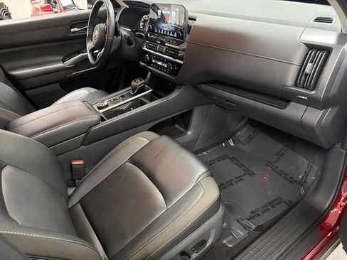 Used 2023 Nissan Pathfinder SL AWD/4WD image 10