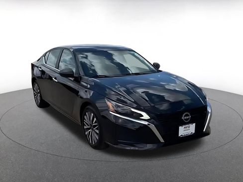 Used 2025 Nissan Altima 2.5 SV image 2
