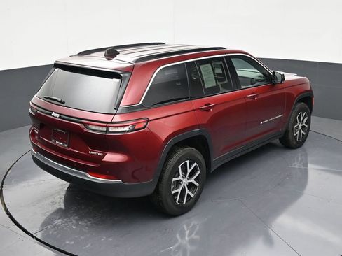 Used 2024 Jeep Grand Cherokee Limited AWD/4WD image 16