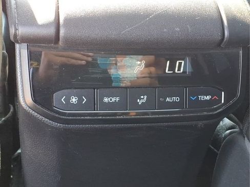Used 2021 Toyota Highlander XLE AWD/4WD image 21