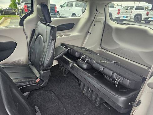 Used 2023 Chrysler Pacifica Touring-L FWD image 47