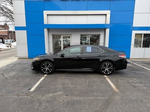 Used 2018 Toyota Camry SE w/ Moonroof Package image 5