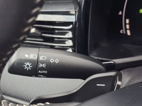 Used 2025 Toyota Camry SE image 35