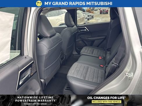 New 2026 Mitsubishi Outlander SE AWD/4WD image 13