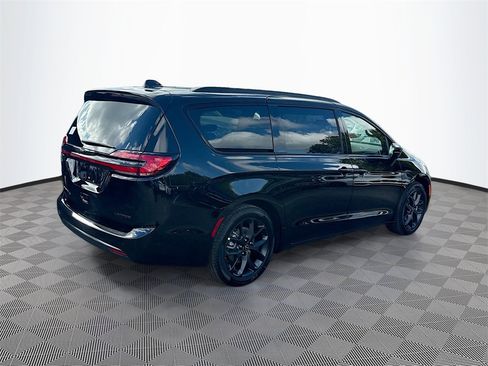 New 2026 Chrysler Pacifica Limited w/ S Appearance Package image 5