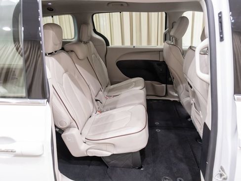 Used 2019 Chrysler Pacifica Limited FWD image 13