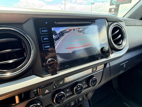 Used 2017 Toyota Tacoma TRD Off-Road w/ Premium & Technology Package AWD/4WD image 19