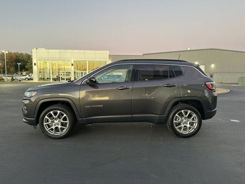 Used 2022 Jeep Compass Latitude image 4