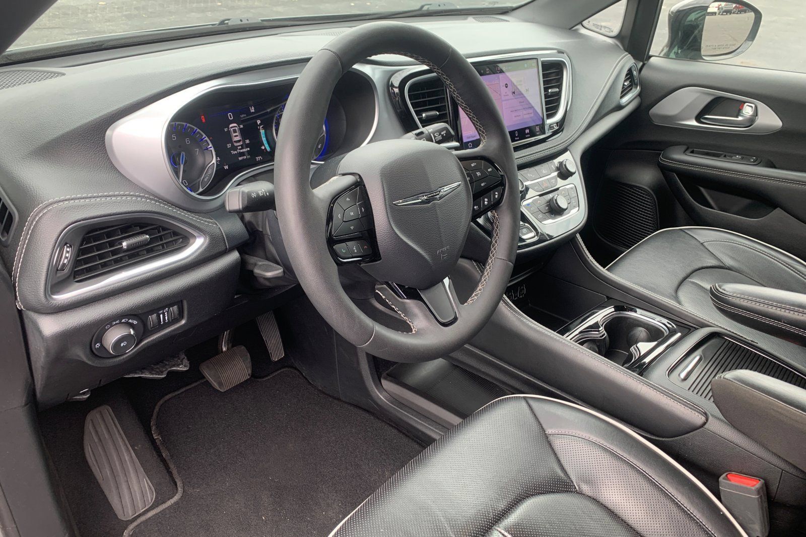 Used 2025 Chrysler Pacifica Limited FWD image 12