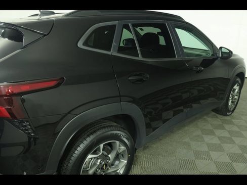 Used 2025 Chevrolet Trax LT w/ Driver Confidence Package FWD image 17
