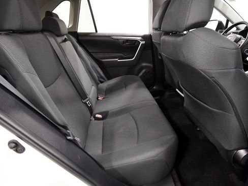 Used 2021 Toyota RAV4 LE AWD/4WD image 16
