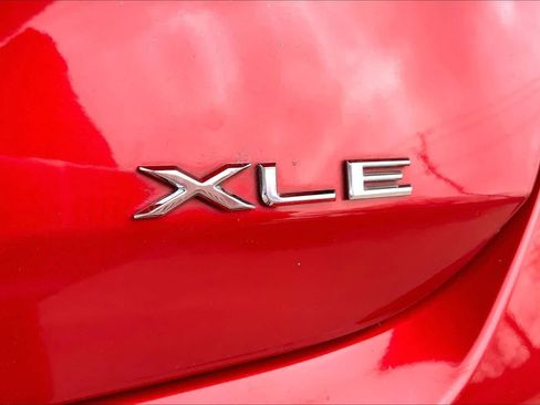 Used 2022 Toyota Avalon XLE w/ Moonroof Package image 9