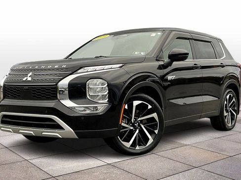 Used 2023 Mitsubishi Outlander SE image 2