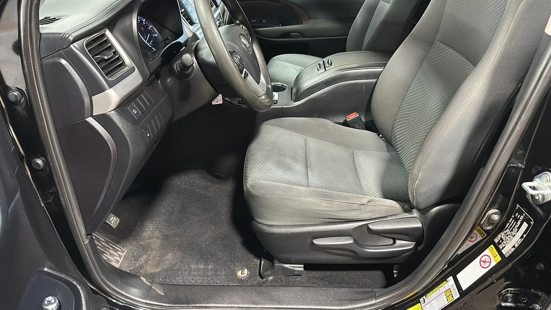 Used 2019 Toyota Highlander LE AWD/4WD image 9