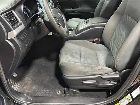 Used 2019 Toyota Highlander LE AWD/4WD image 9