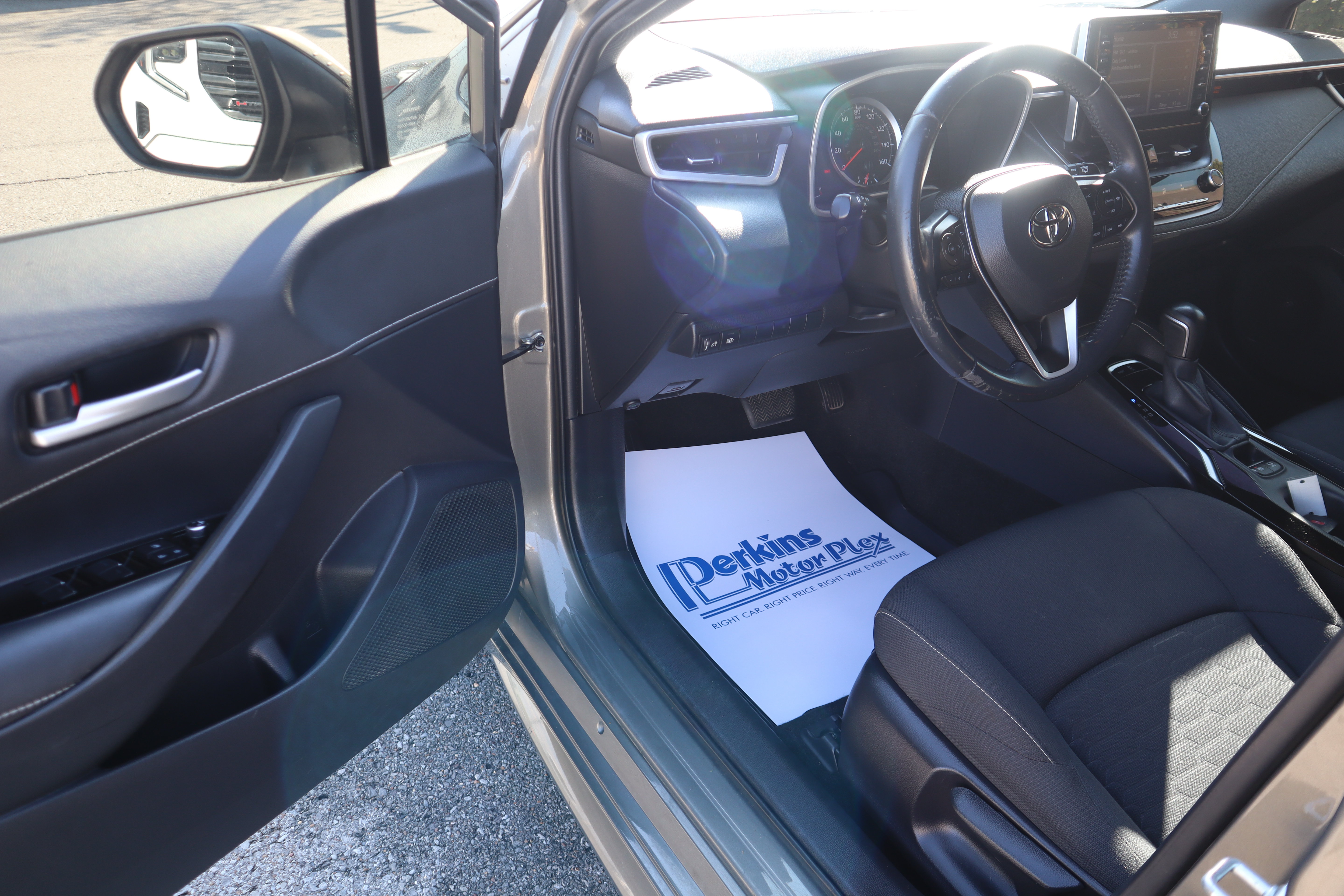 Used 2019 Toyota Corolla SE FWD image 3