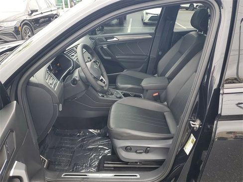 Certified 2022 Volkswagen Tiguan SE R-Line image 19