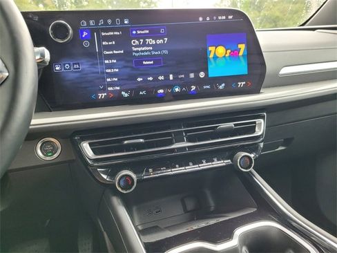 Used 2025 Chevrolet Traverse LT image 31