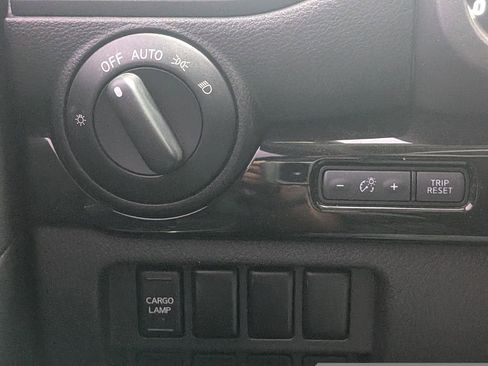 Used 2022 Nissan Titan SV image 22