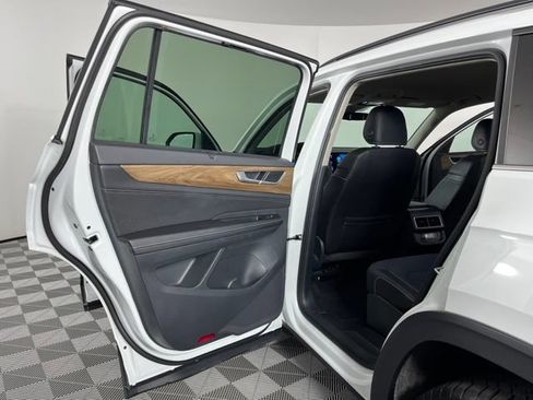 Used 2025 Volkswagen Atlas SE FWD image 40