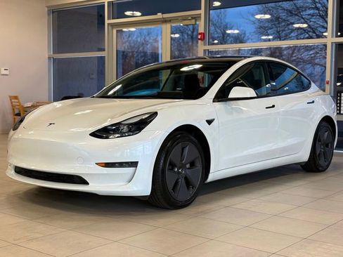 Used 2023 Tesla Model 3 Standard Range image 4