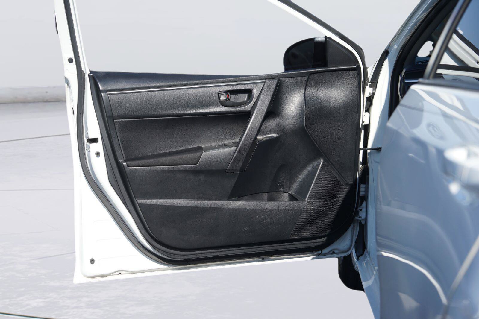 Used 2015 Toyota Corolla L FWD image 30