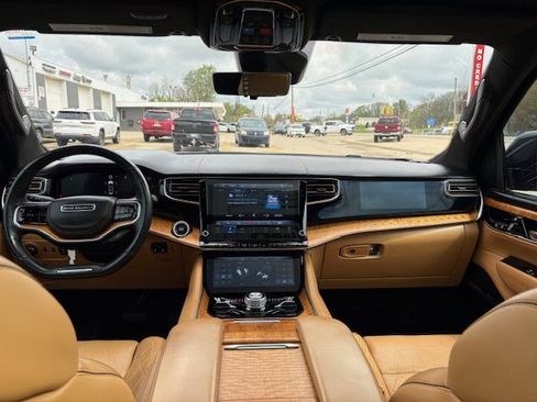 Used 2022 Jeep Grand Wagoneer Series III w/ Rear Seat Video Group 1 AWD/4WD image 17