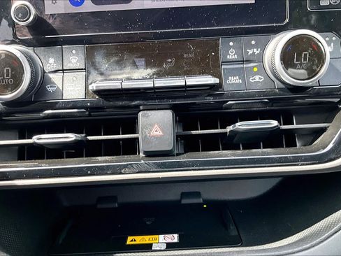 Used 2023 Toyota Highlander XLE FWD image 35