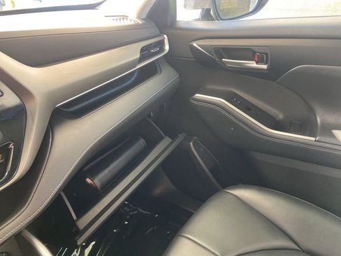 Used 2021 Toyota Highlander XLE AWD/4WD image 36