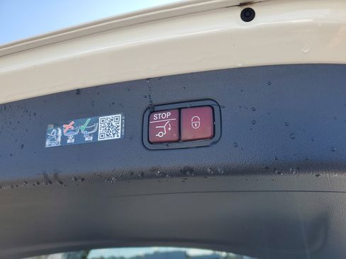 Certified 2025 Mercedes-Benz GLC 300 image 9