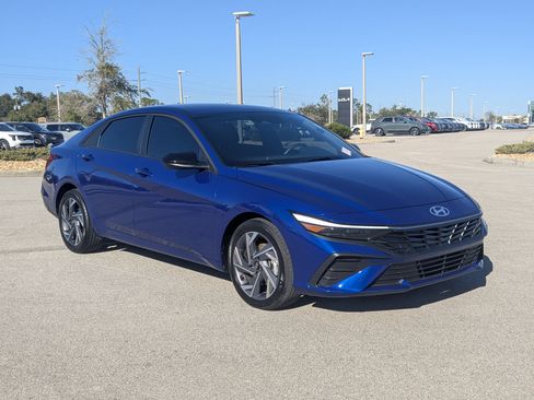 Used 2025 Hyundai Elantra Sport image 2