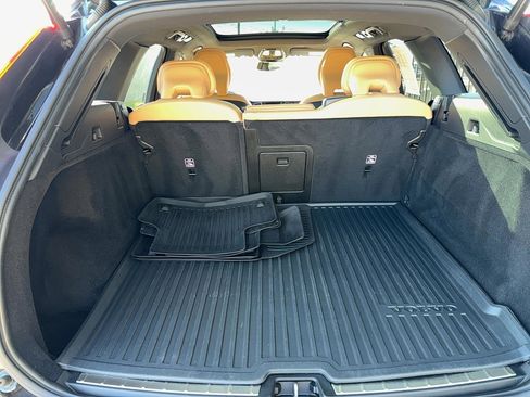 Used 2022 Volvo XC60 B5 Inscription w/ Climate Package image 25