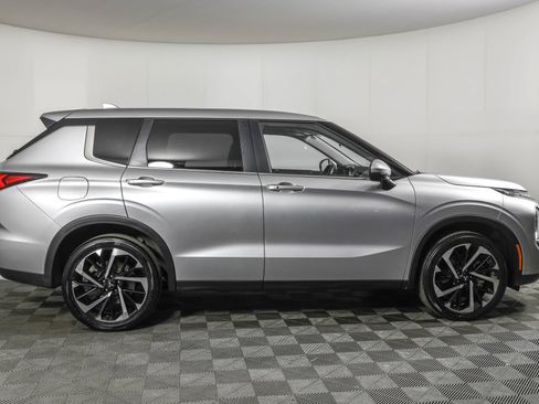 Used 2024 Mitsubishi Outlander AWD image 11