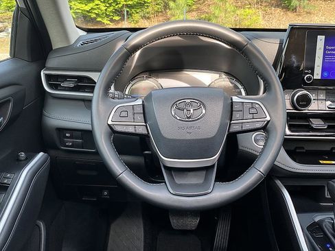 Certified 2025 Toyota Highlander XLE image 19