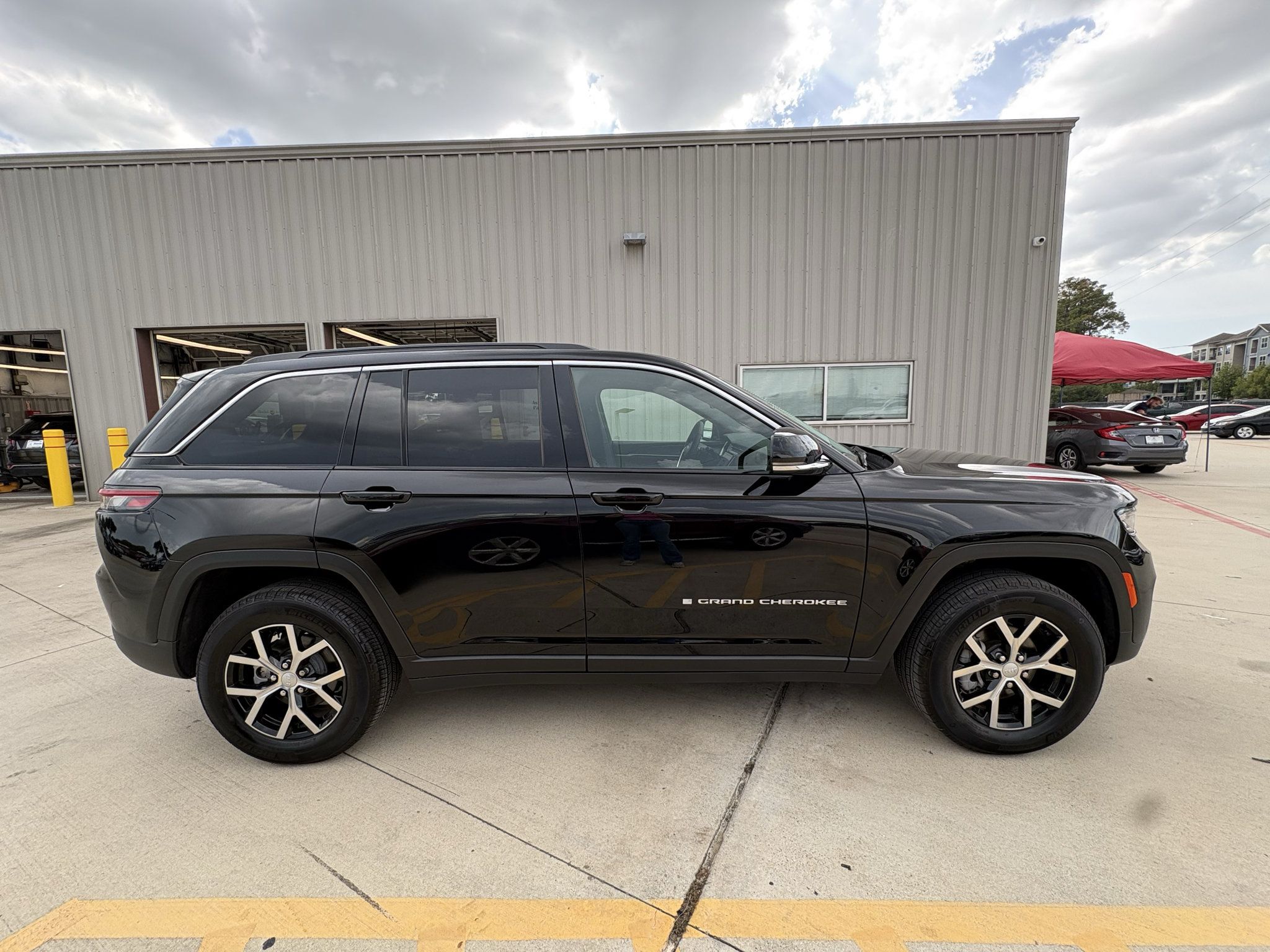 Used 2025 Jeep Grand Cherokee Limited w/ Trailer Tow Package AWD/4WD image 9