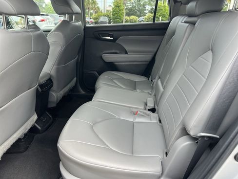 Used 2023 Toyota Highlander XLE AWD/4WD image 32