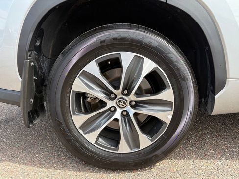 Certified 2025 Toyota Highlander XLE AWD/4WD image 11
